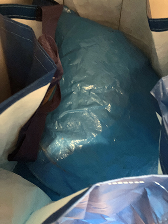 Presenningen till balkongsoffan intagen i klädkammaren