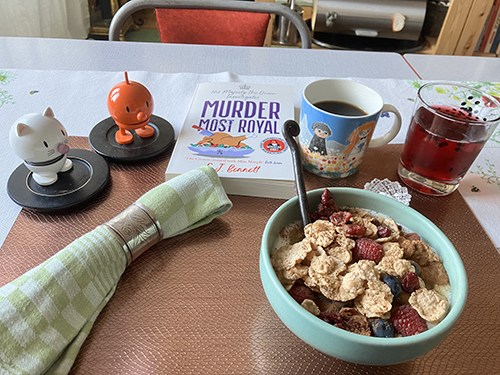 Torsdagsfrukost med Hopptisarna och Murder most royal