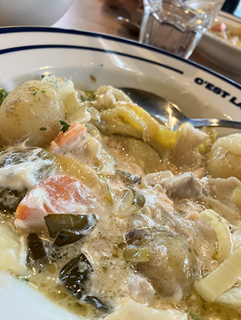 Fiskgryta med tre små bitar lax