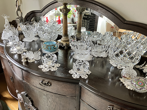 Kristallskålar diskade på ekbyffén