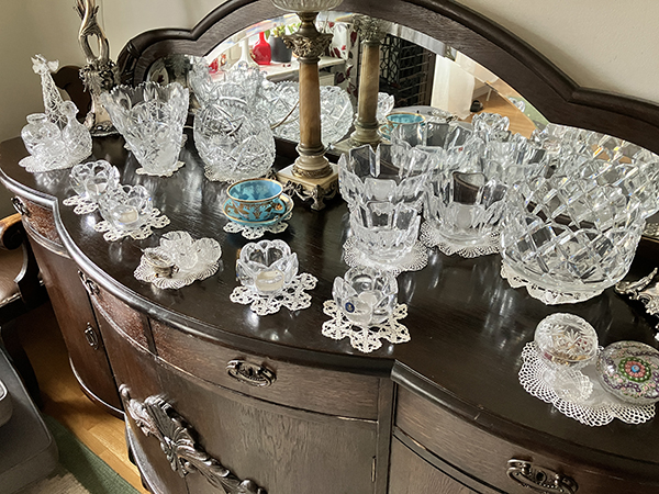 Kristallskålar odiskade på ekbyffén