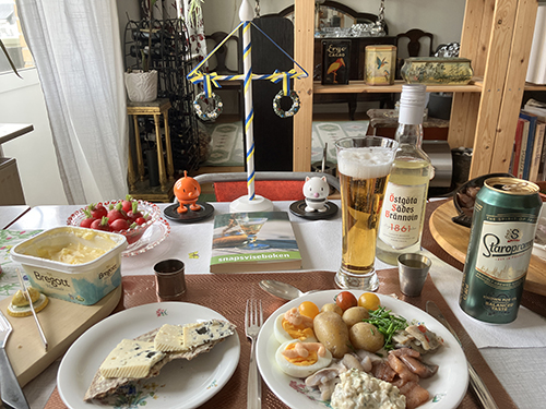 Midsommaraftonsmiddag med Hopptisarna och midsommarstång Snapsviseboken