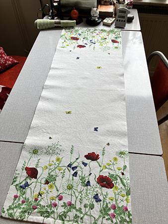 Ren löpare och ren servett på köksbordet