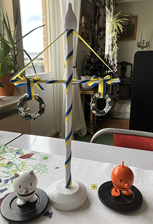 Vit midsommarstång i trä