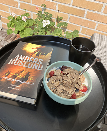 Balkongfrukost med Litapåmig och fil