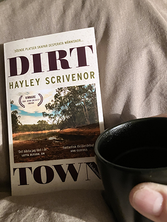 Boken Dirt Town och kaffe på sängen