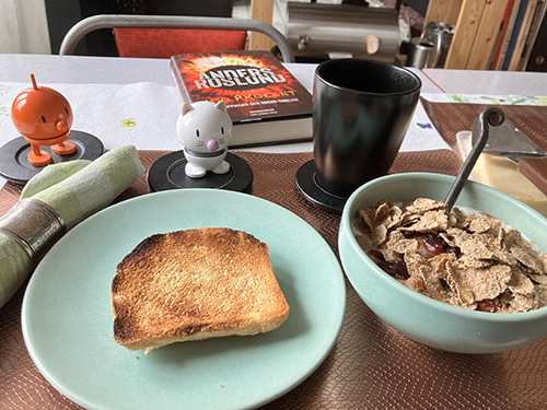 Lördagsfrukost med Hopptisarna o 100 procent rostat bröd o fil Lördagsfrukost med Hopptisarna o 100 procent rostat bröd o fil