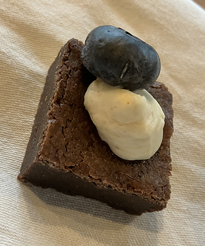 Minikladdkaka med gigantiskt blåbär