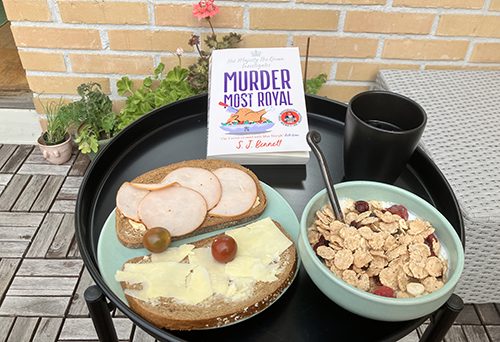Lördagsfrukost på balkongen med Murder most royal