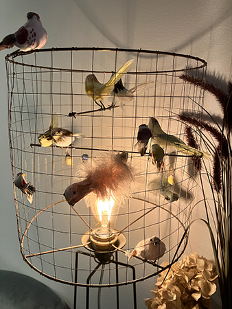 Fågelbur med fåglar som lampskärm