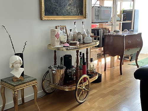 Mellanstora byrån utflyttad i vardagsrummet