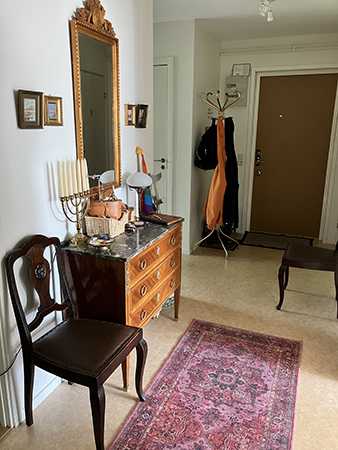 En ekstol till ute i hallen