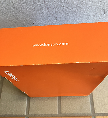 Paket från Lenson levererat utanför lägenhetsdörren