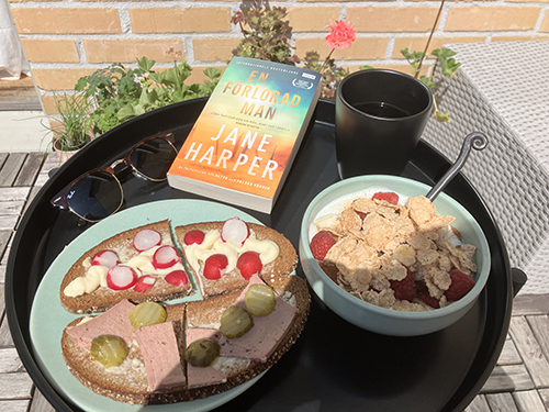 Balkongfrukost med en förlorad man mackor o fil solbrillor