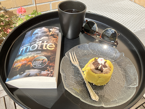 Eftermiddagsfika på balkongen med Höstdåd o Noisette solbrillor