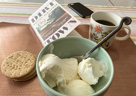 Eftermiddagskaffe med glass digestive och Dirt Town