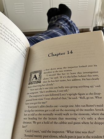 Fötterna upp med bokuppslag