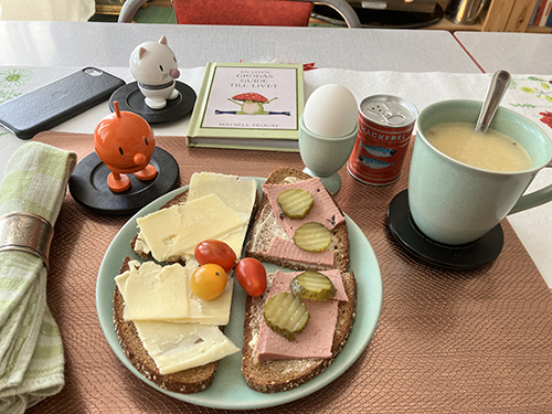 Fredagslunch med Hopptisarna o en liten groda mackor ägg varma koppen