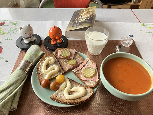 Gazpacho o mackor med Hopptisarna och Sandslott Gazpacho o mackor med Hopptisarna och Sandslott