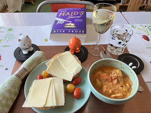 Gotländsk fisksoppa från ICA Torgkassen med Hopptisarna Molly och ett glas riesling