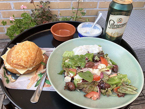 Grekisk sallad med bröd tzatziki o öl på balkongen