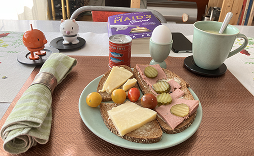 Hemmalunch med Hopptisarna The Maid's Secret mackor ägg o varma koppen