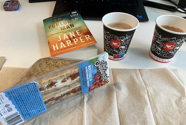 Jobblunch med trekantsmacka varm choklad och En förlorad man