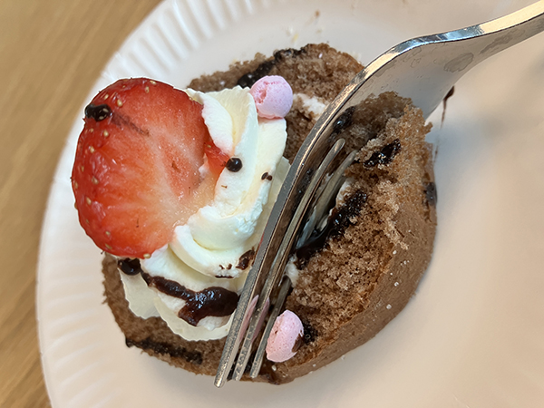 Kaka med grädde o jordgubbsbit