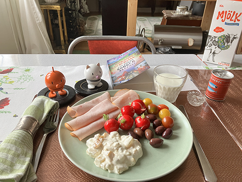 Kallskuret med mimosasallad rädisor tomater oliver Hopptisarna o När dolda sorger bleknat