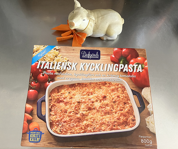 Köksgrisen med ett paket italiensk kycklingpasta