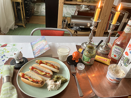 Kycklingkorv med bröd bostongurka räksallad Hopptisarna o När dolda sorger bleknat tända ljus Kycklingkorv med bröd bostongurka räksallad Hopptisarna o När dolda sorger bleknat tända ljus