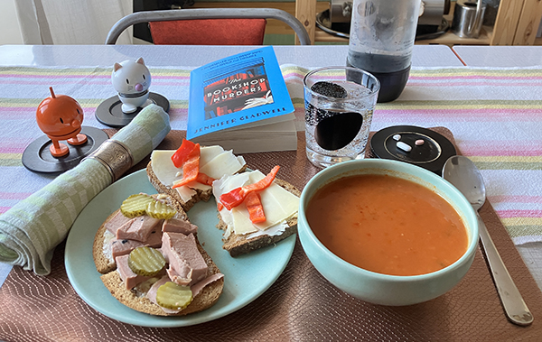 Mackor och gazpacho med Hopptisarna och boken The Bookshop Murders Mackor och gazpacho med Hopptisarna och boken The Bookshop Murders