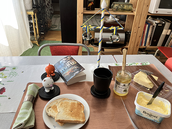 Midsommaraftonsfrukost rostat bröd Hopptisarna Höstdåd o vit midsommarstång