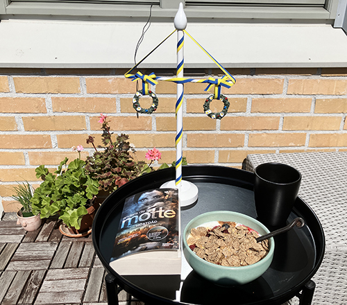 Midsommardagsfrukost på balkongen med stång och Höstdåd