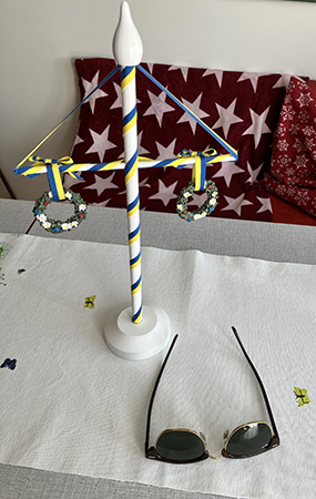 Midsommarstång och solbrillor på köksbordet