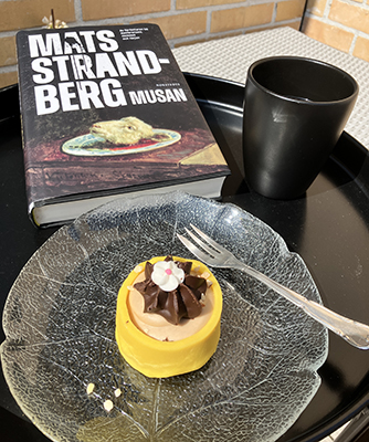 Noisette kaffe och boken Musan på balkongen