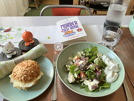 Ostfralla grekisk sallad tzatziki Hopptisarna o Murder most royal