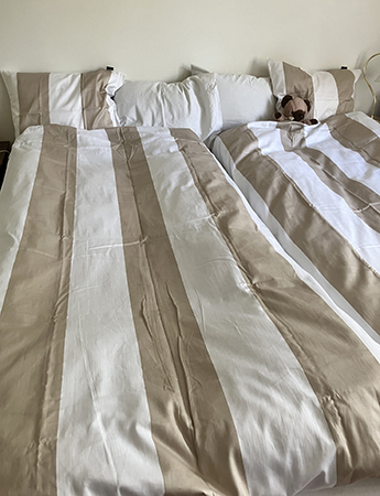 Renbäddat med vit o beige bredrandiga satinlakan