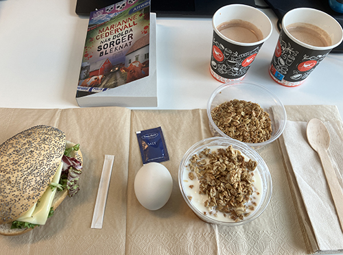 Skrivbordlunch på jobbet med vallmofröfralla yoghurt ägg o När dolda sorger bleknar