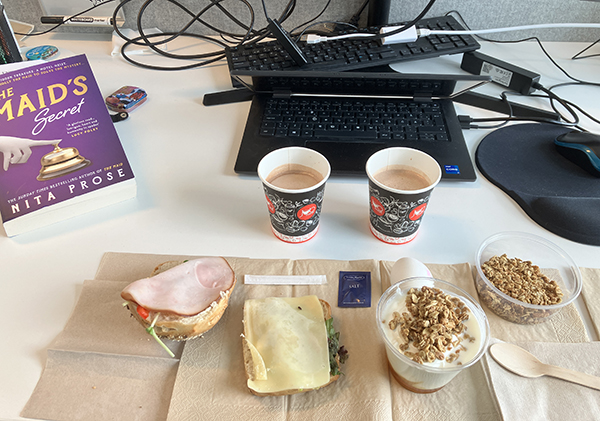 Skrivbordslunch tisdag på jobbet me The Maid's Secret
