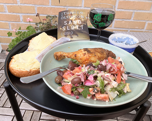 Söndagsmiddag på balkongen sallad bröd kyckling appassimento tzatziki o boken Sandslott