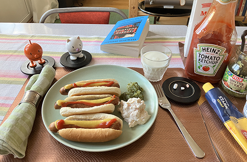 Tre grillade kycklingkorvar Hopptisarna och boken The Bookshop Murders