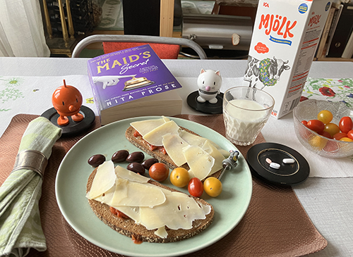 Två mackor med ost och makrill tomater oliver Hopptisarna o The Maid's Secret