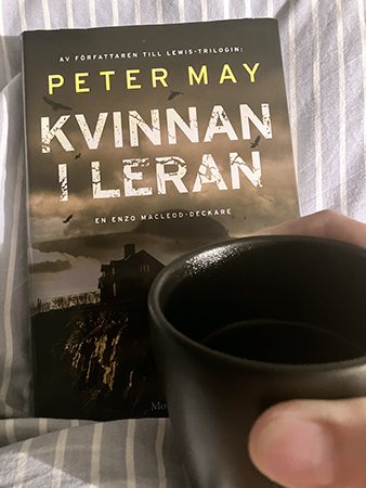 Kvinnan i leran och kaffe på sängen hemma