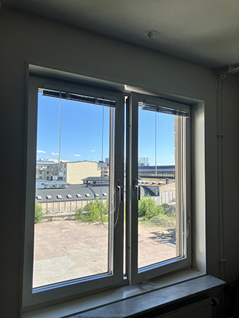 Rent vardagsrumsfönster och den fula parkeringen utanför