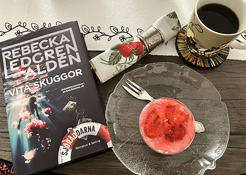 Ulrikafika med jordgubbsbakelse och Vita skuggor