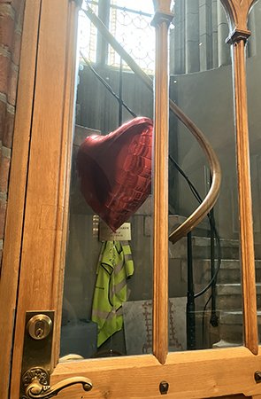 Hjärtballong bakom glasdörr