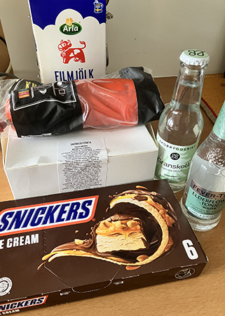 Fil kycklingstekkorv tonic smörgåstårta i kartong Snickersglass