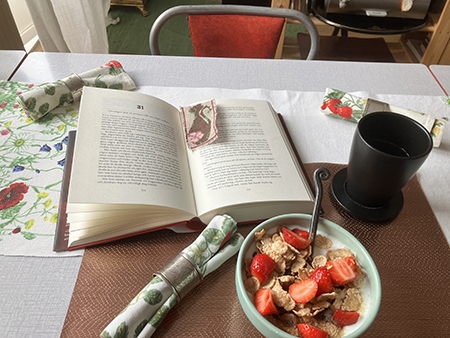 Filfrukost o läsning på egen hand