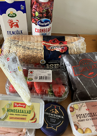 Fil tranbärsjuice bröd ost jordgubbar pålägg mimosasallad potatissallad grillad kycklingklubba